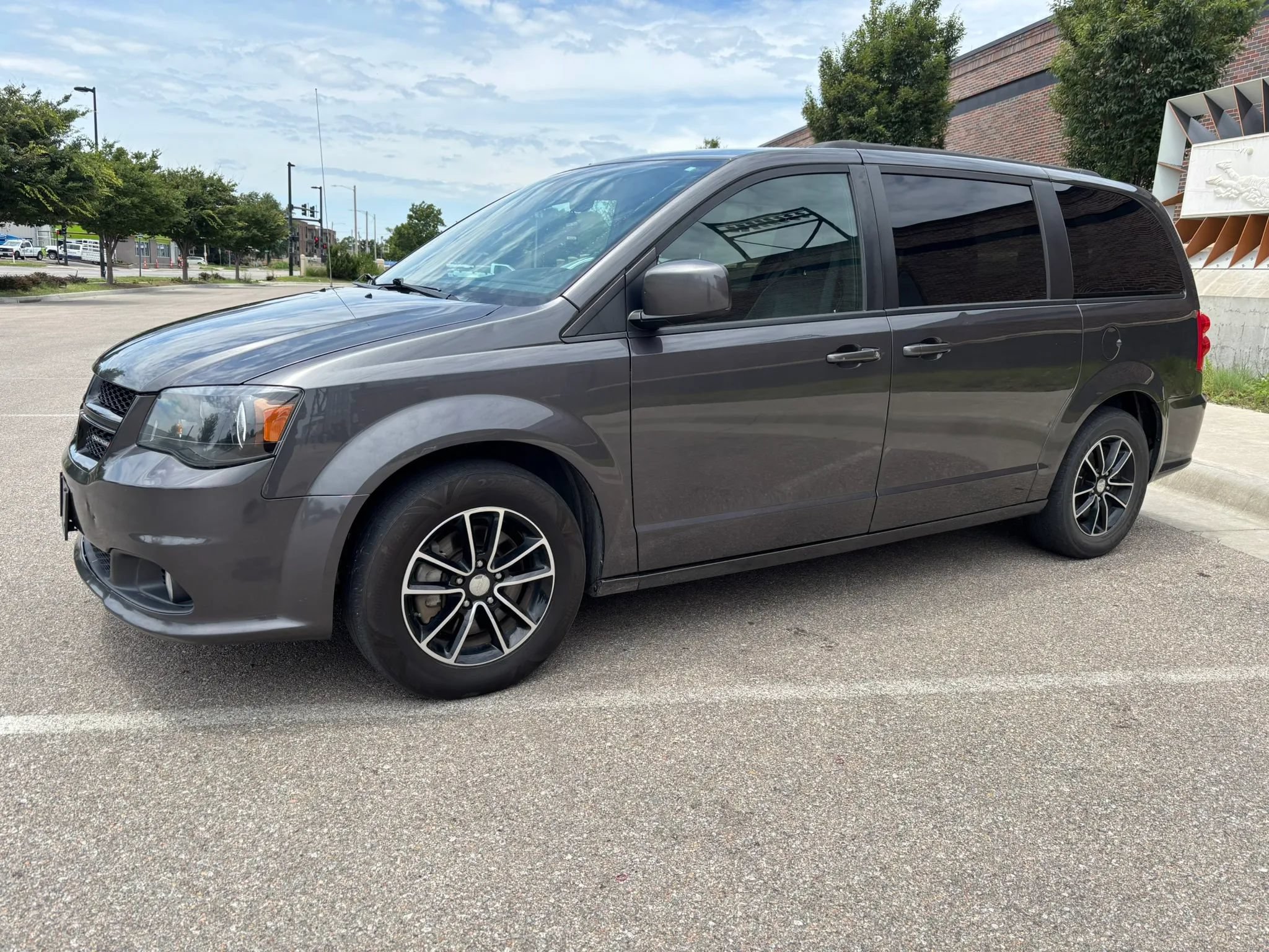 Used 2018 Dodge Grand Caravan SXT w/ Blacktop Package FWD image 3