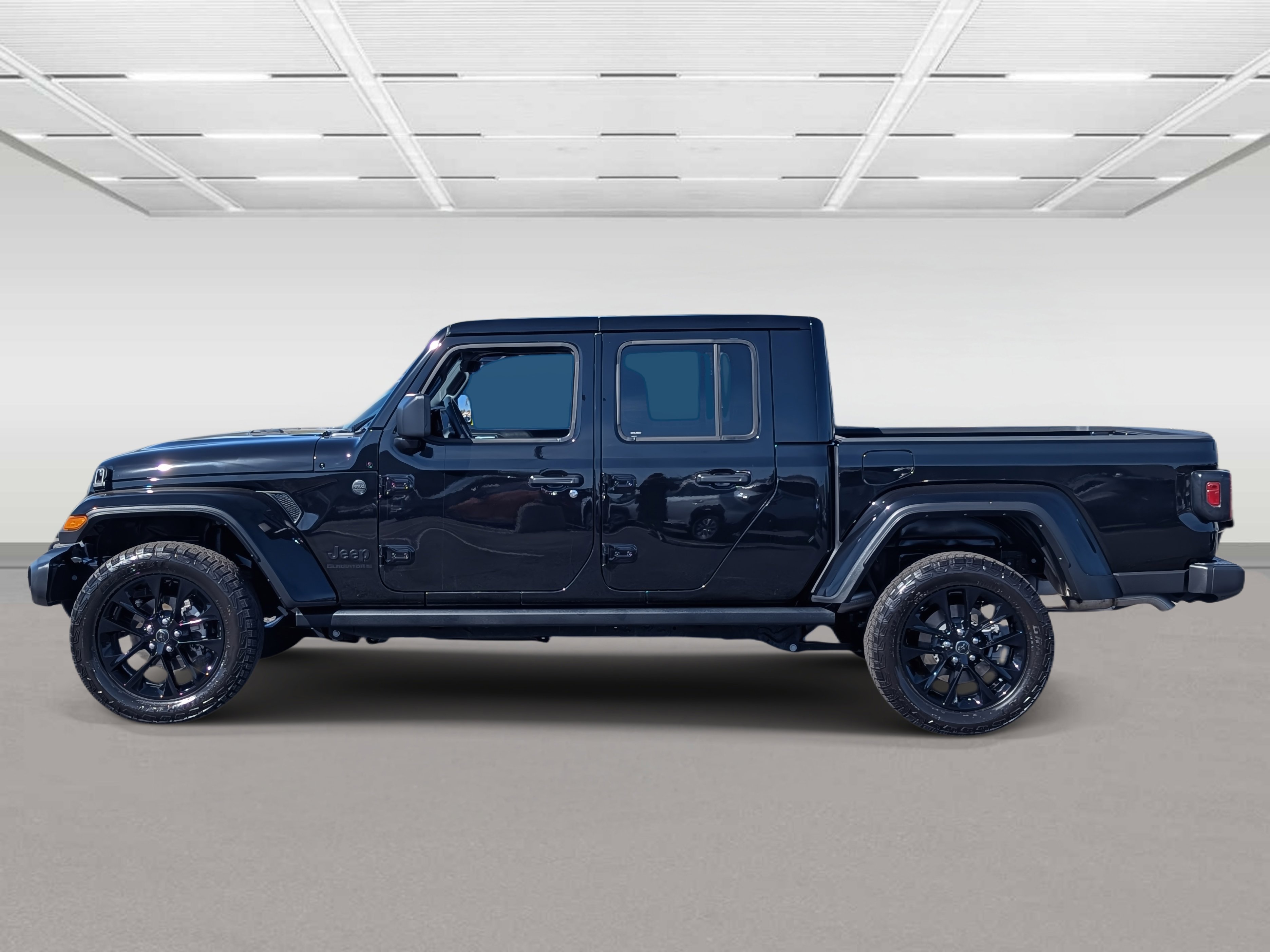 Used 2025 Jeep Gladiator Sport image 2