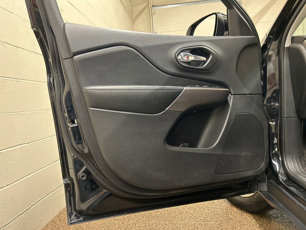 Used 2019 Jeep Cherokee Latitude Plus w/ Comfort/Convenience Group image 13