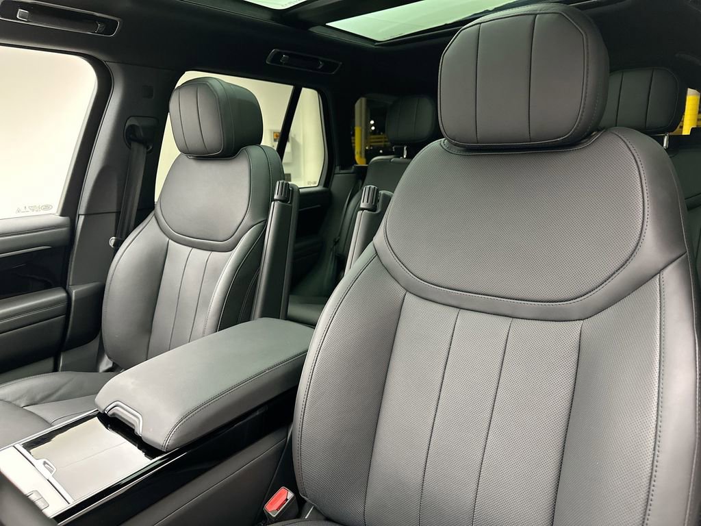 Used 2025 Land Rover Range Rover SE image 22