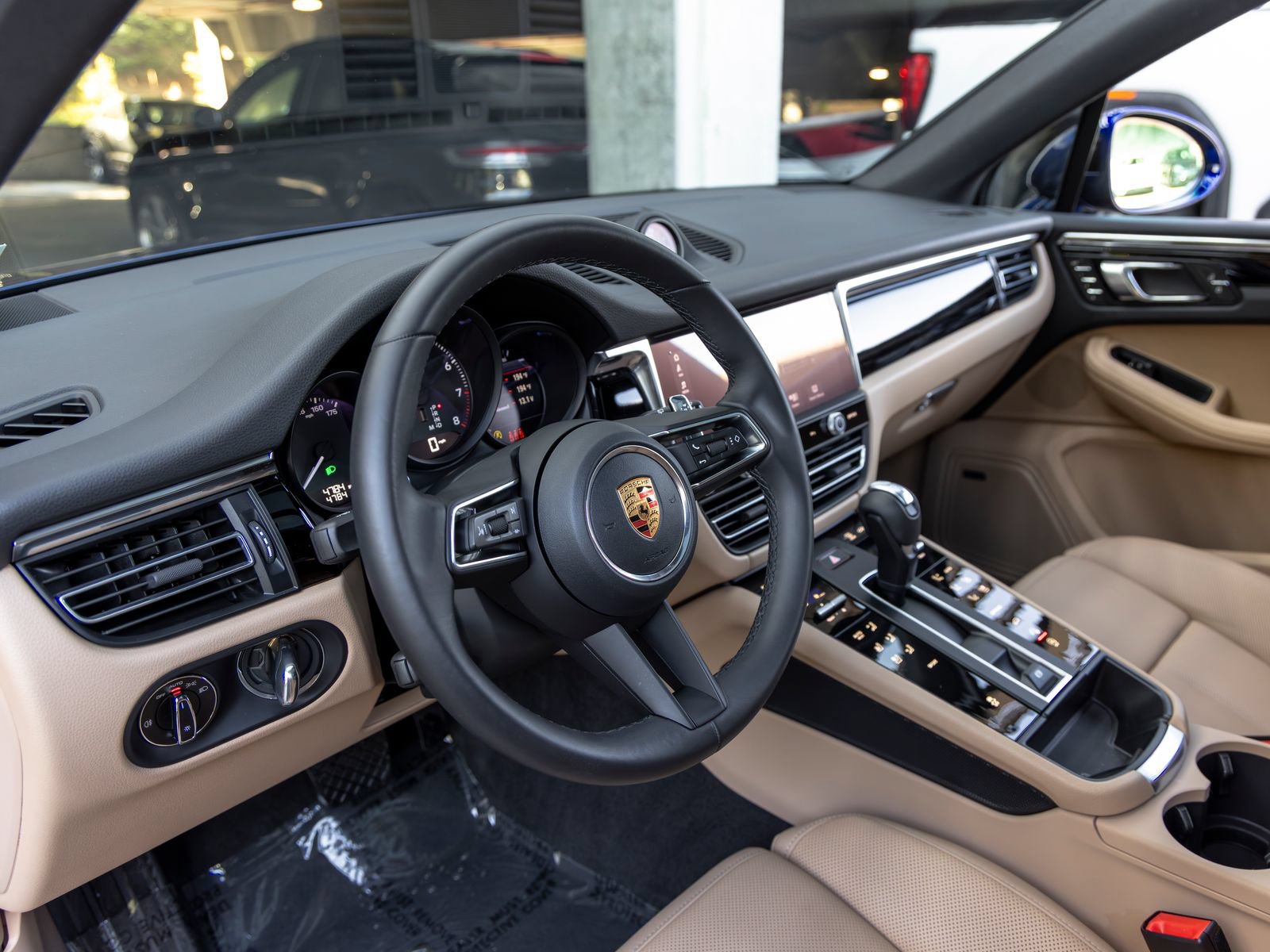 Certified 2026 Porsche Macan AWD/4WD image 4