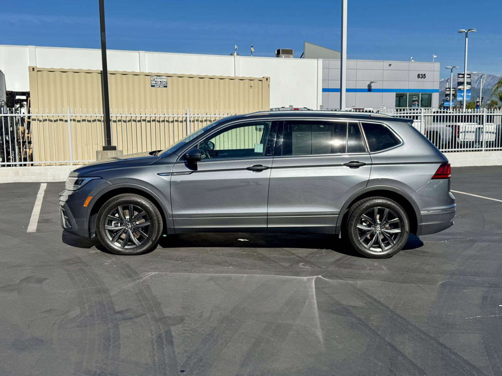 Used 2024 Volkswagen Tiguan SE w/ Panoramic Sunroof Package image 8