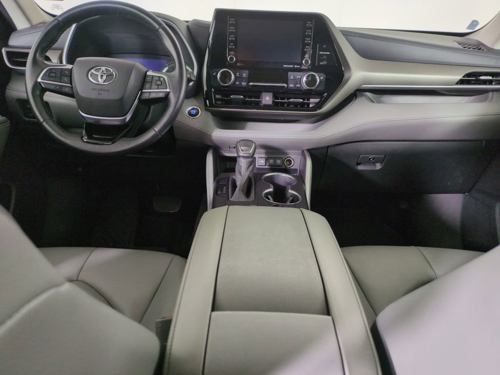 Used 2020 Toyota Highlander XLE image 19