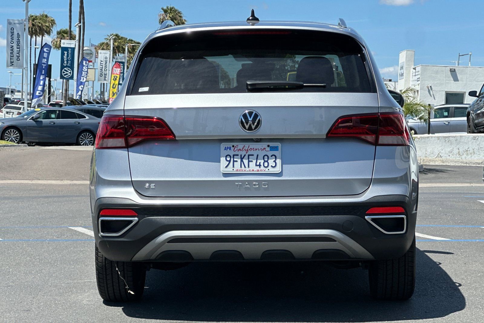 Used 2023 Volkswagen Taos SE w/ Panoramic Sunroof Package FWD image 5