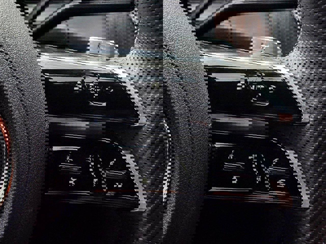 Used 2025 Mercedes-Benz GLC 300 4MATIC image 22