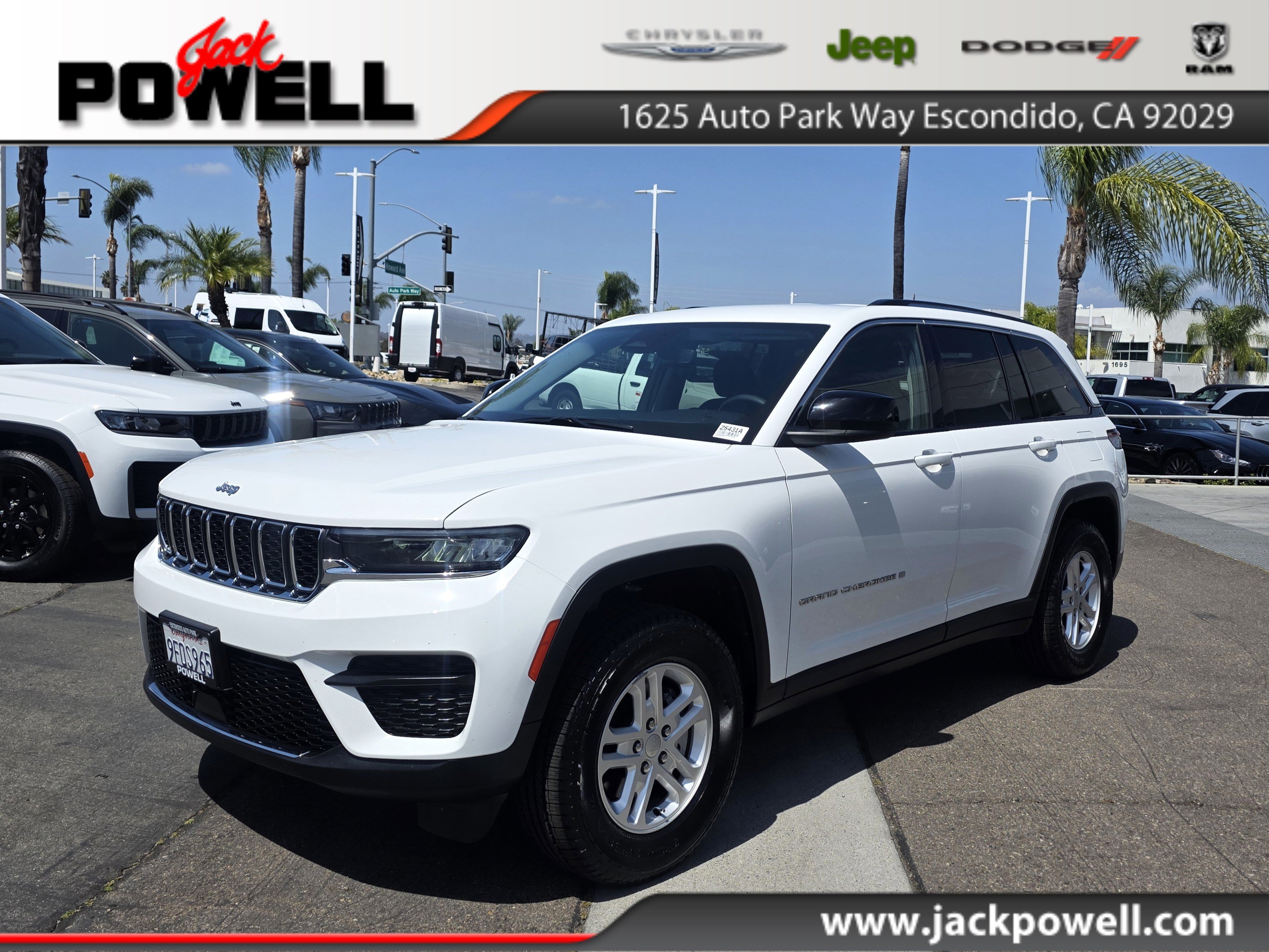 Certified 2023 Jeep Grand Cherokee Laredo RWD image 1