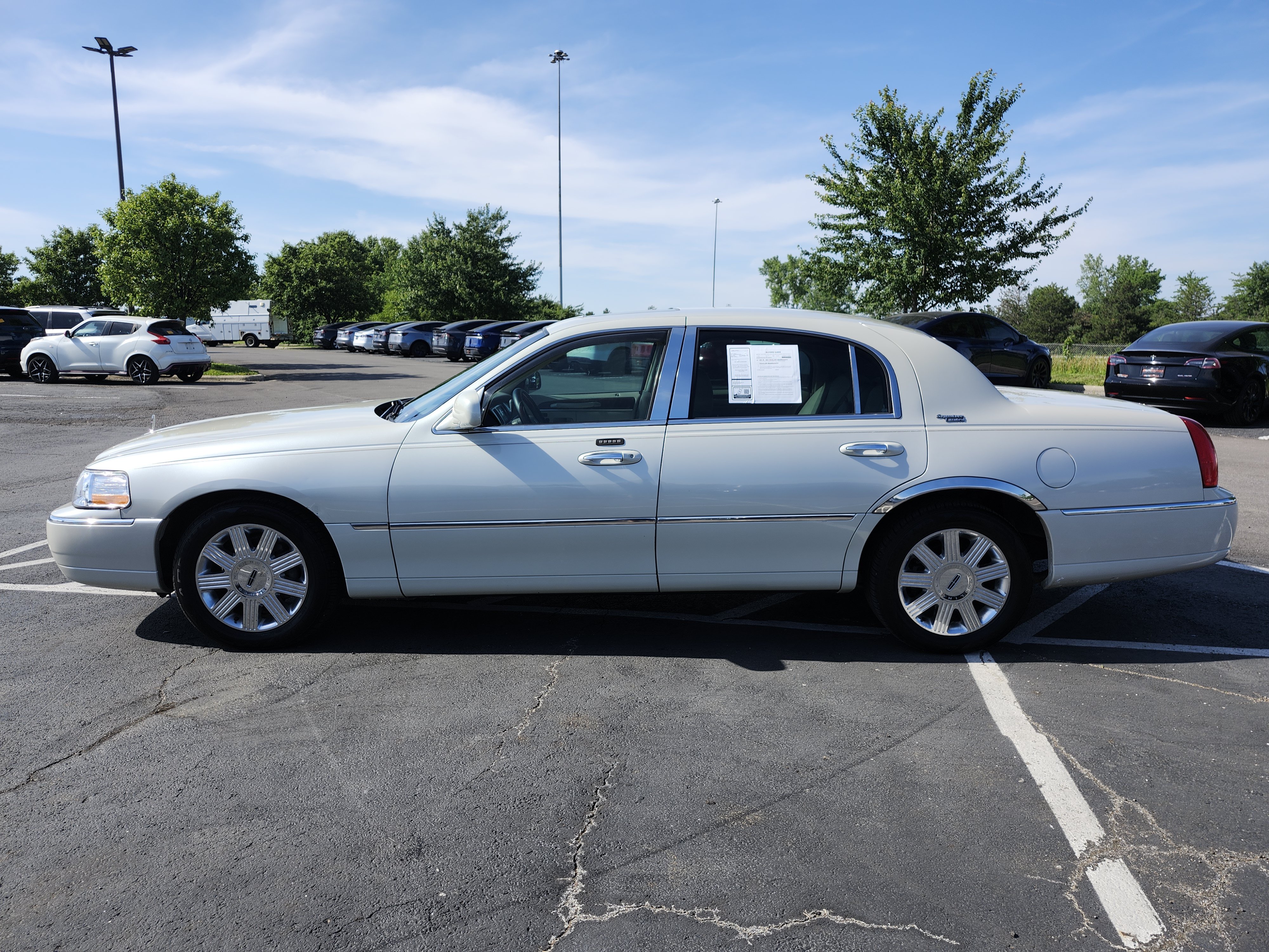 Used 2005 Lincoln Town Car Signature Limited RWD image 12