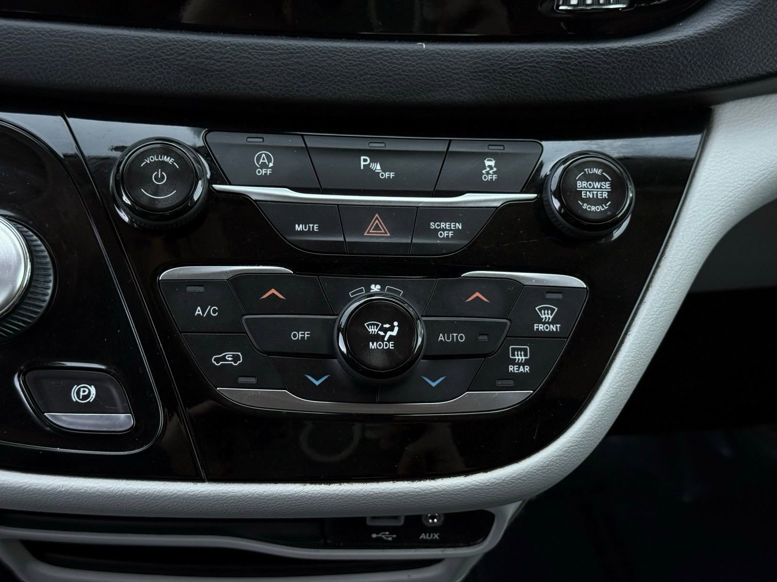 Used 2018 Chrysler Pacifica Touring-L image 44