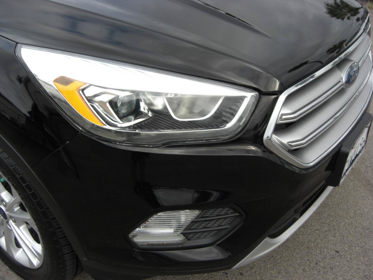 Used 2017 Ford Escape SE w/ Equipment Group 201A FWD image 19