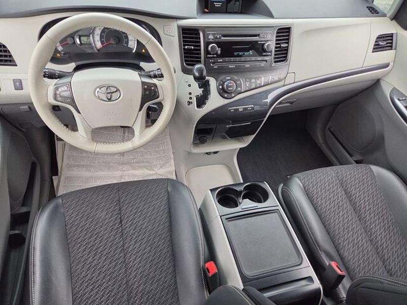 Used 2014 Toyota Sienna SE FWD image 11