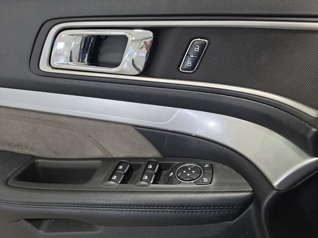 Used 2017 Ford Explorer XLT w/ Equipment Group 202A AWD/4WD image 15