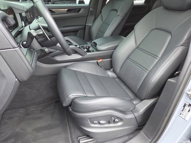 Used 2025 Porsche Cayenne GTS AWD/4WD image 34