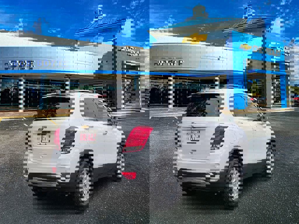 Used 2020 Chevrolet Trax LT w/ LT Convenience Package image 3