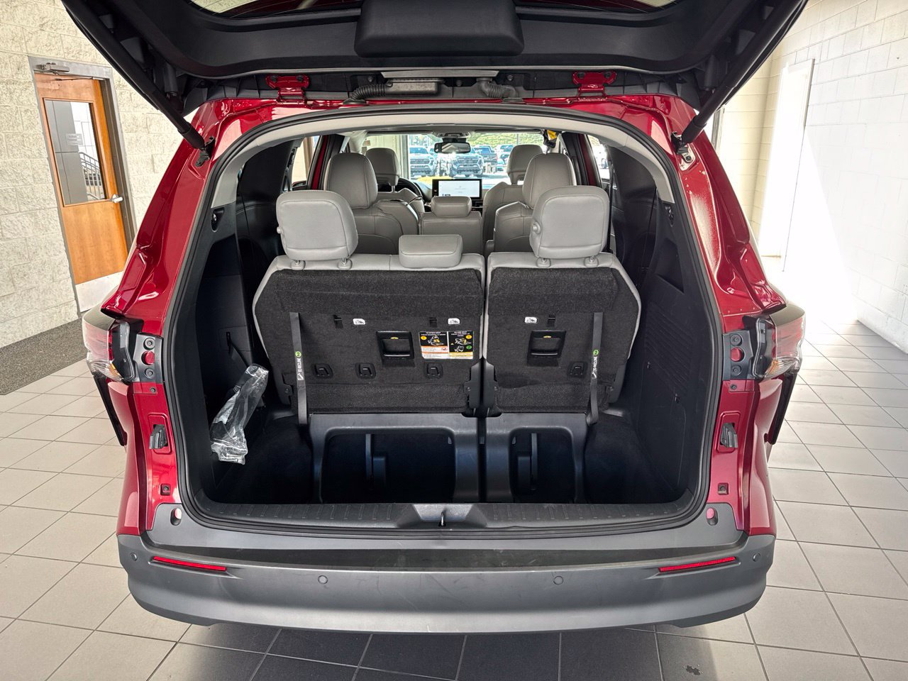 Used 2026 Toyota Sienna XLE FWD image 10