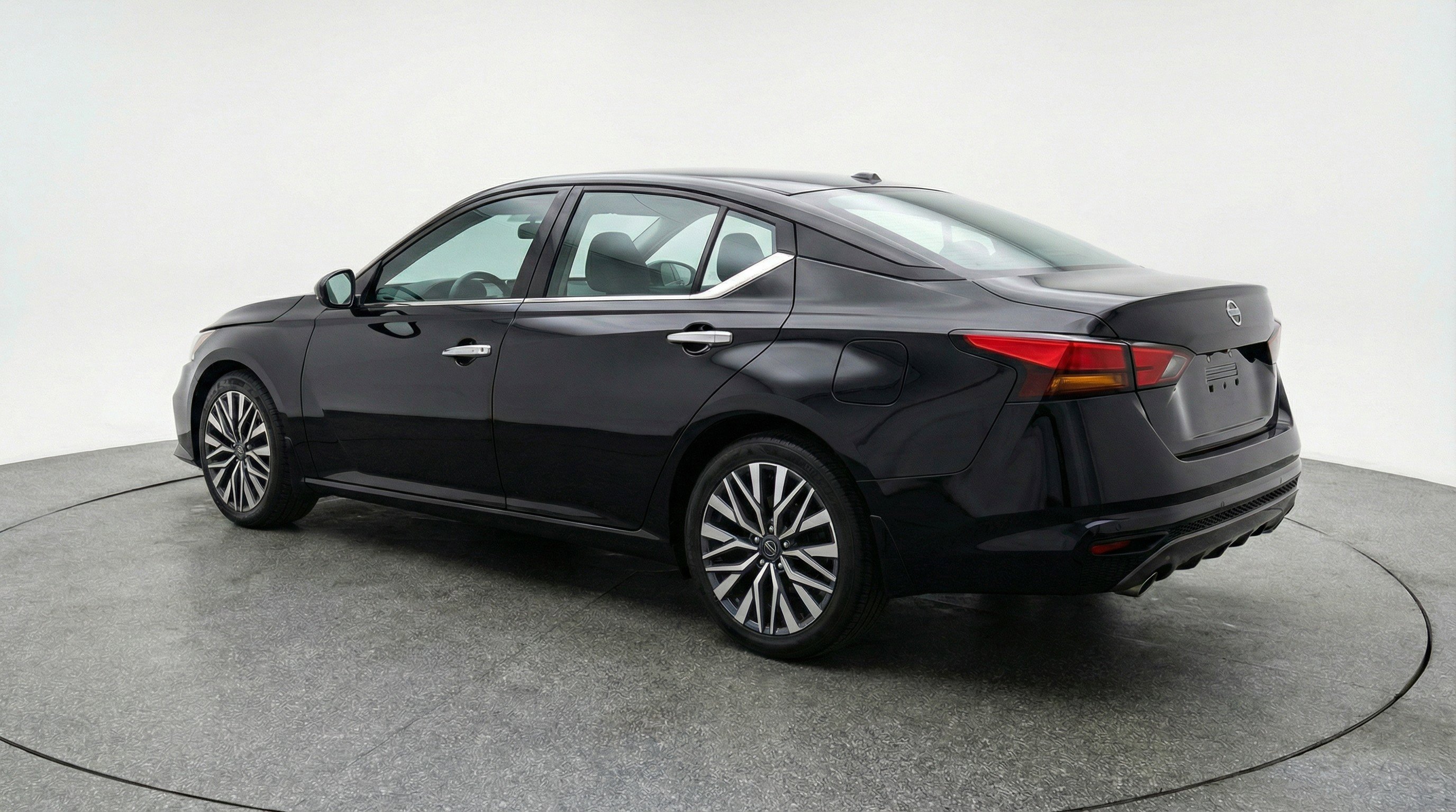 Used 2025 Nissan Altima 2.5 SV image 6