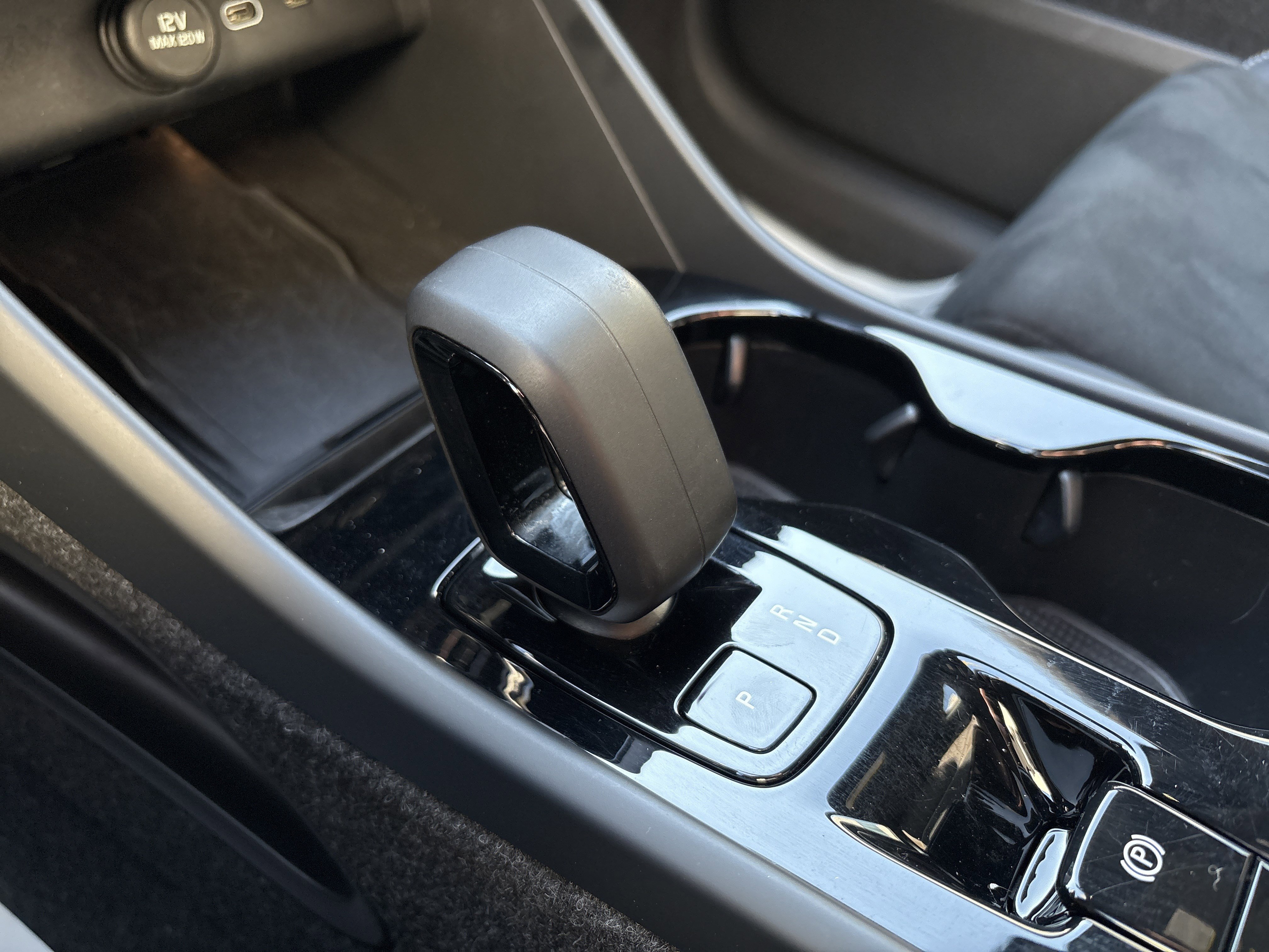 Certified 2025 Volvo XC40 B5 Plus image 25