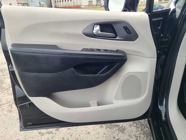 Used 2022 Chrysler Pacifica Touring-L image 16