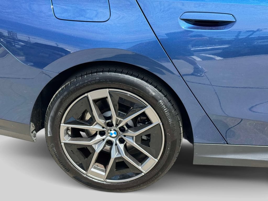 Certified 2026 BMW 530i xDrive w/ Premium Package AWD/4WD image 4