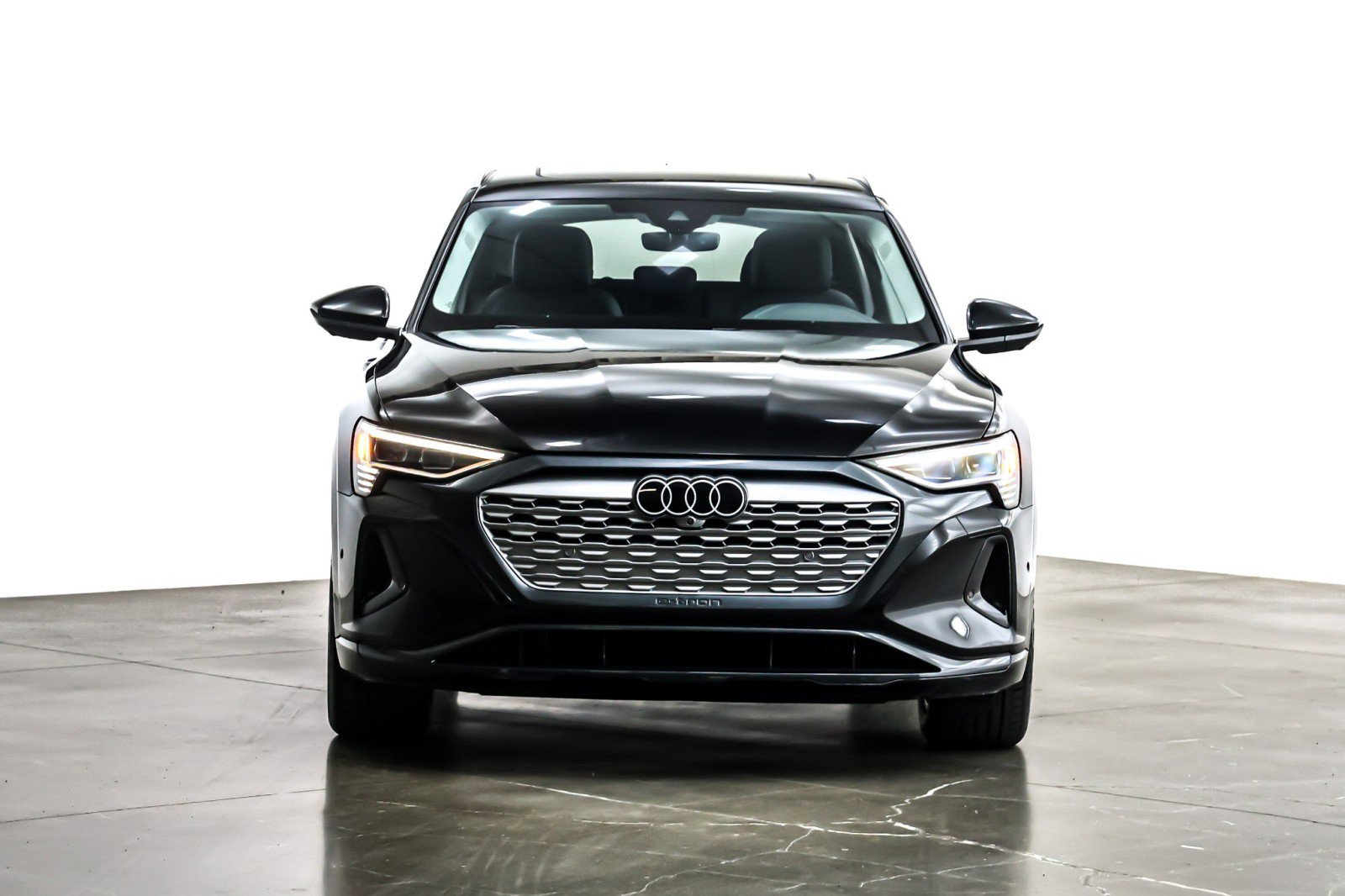 Used 2024 Audi Q8 e-tron Premium Plus image 4