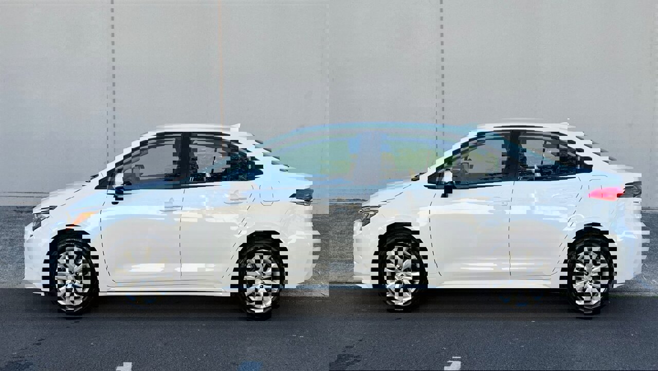 Used 2023 Toyota Corolla LE image 2