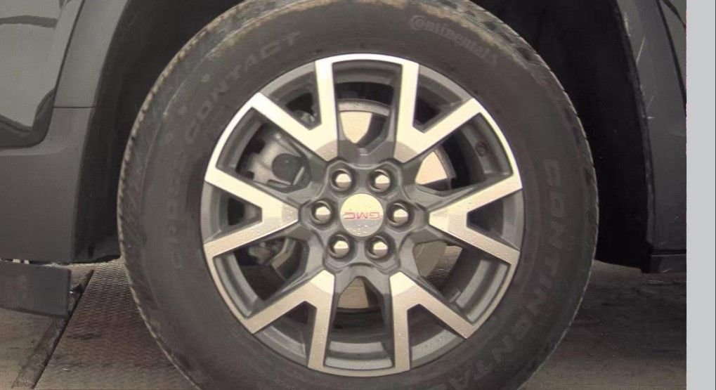 Used 2023 GMC Acadia SLE w/ Driver Convenience Package image 9