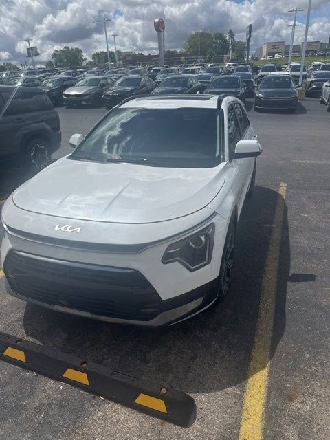 Used 2023 Kia Niro EX Touring FWD image 3