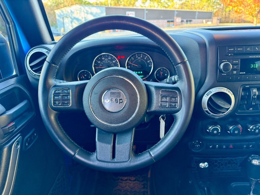 Used 2015 Jeep Wrangler Unlimited Rubicon w/ Connectivity Group image 22