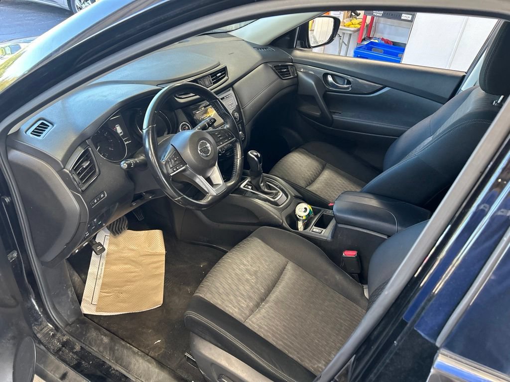 Used 2017 Nissan Rogue SV AWD/4WD image 3