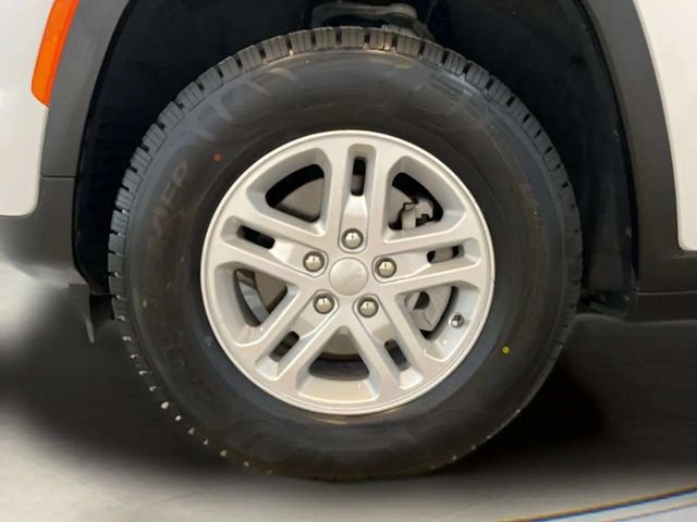 Used 2024 Jeep Grand Cherokee Laredo RWD image 87
