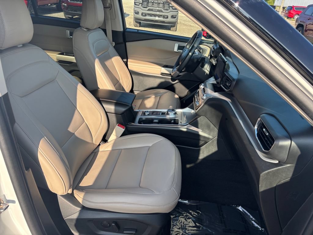 Used 2023 Ford Explorer XLT w/ Equipment Group 202A AWD/4WD image 32