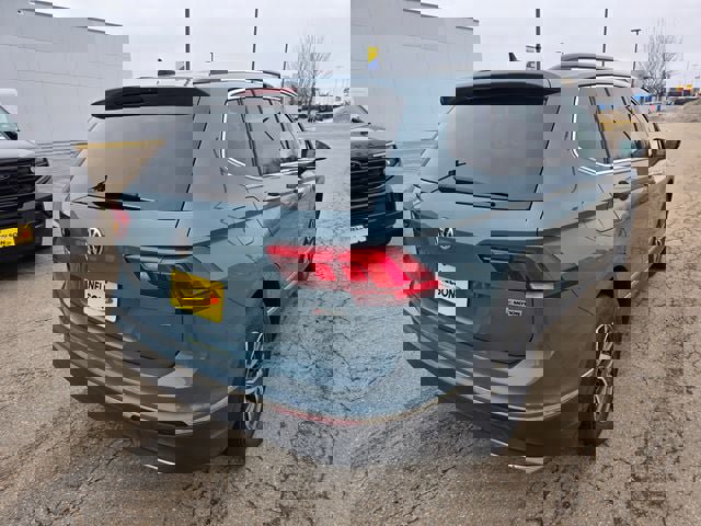 Used 2020 Volkswagen Tiguan SE w/ Panoramic Sunroof Package image 8