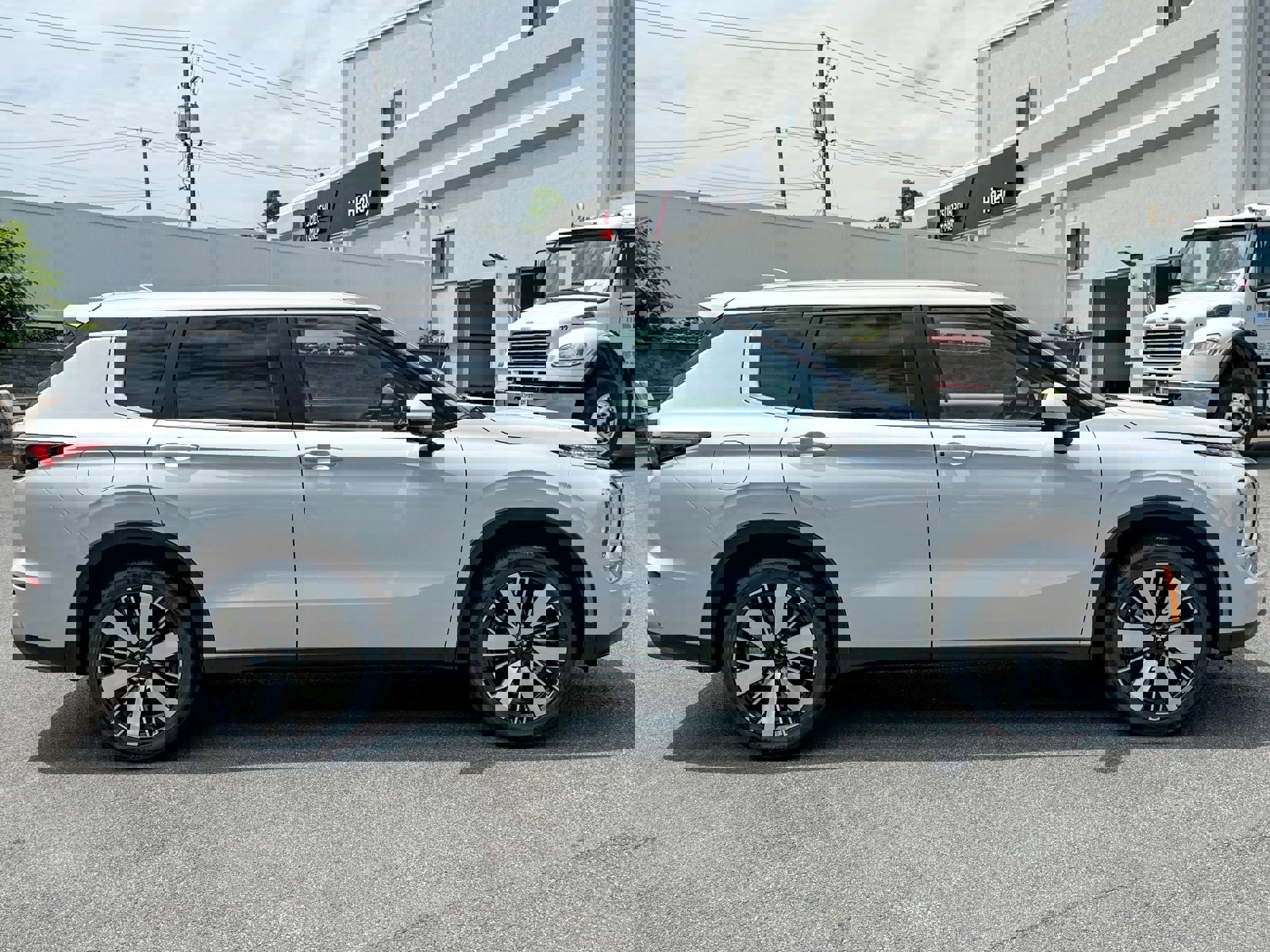 New 2025 Mitsubishi Outlander AWD image 17