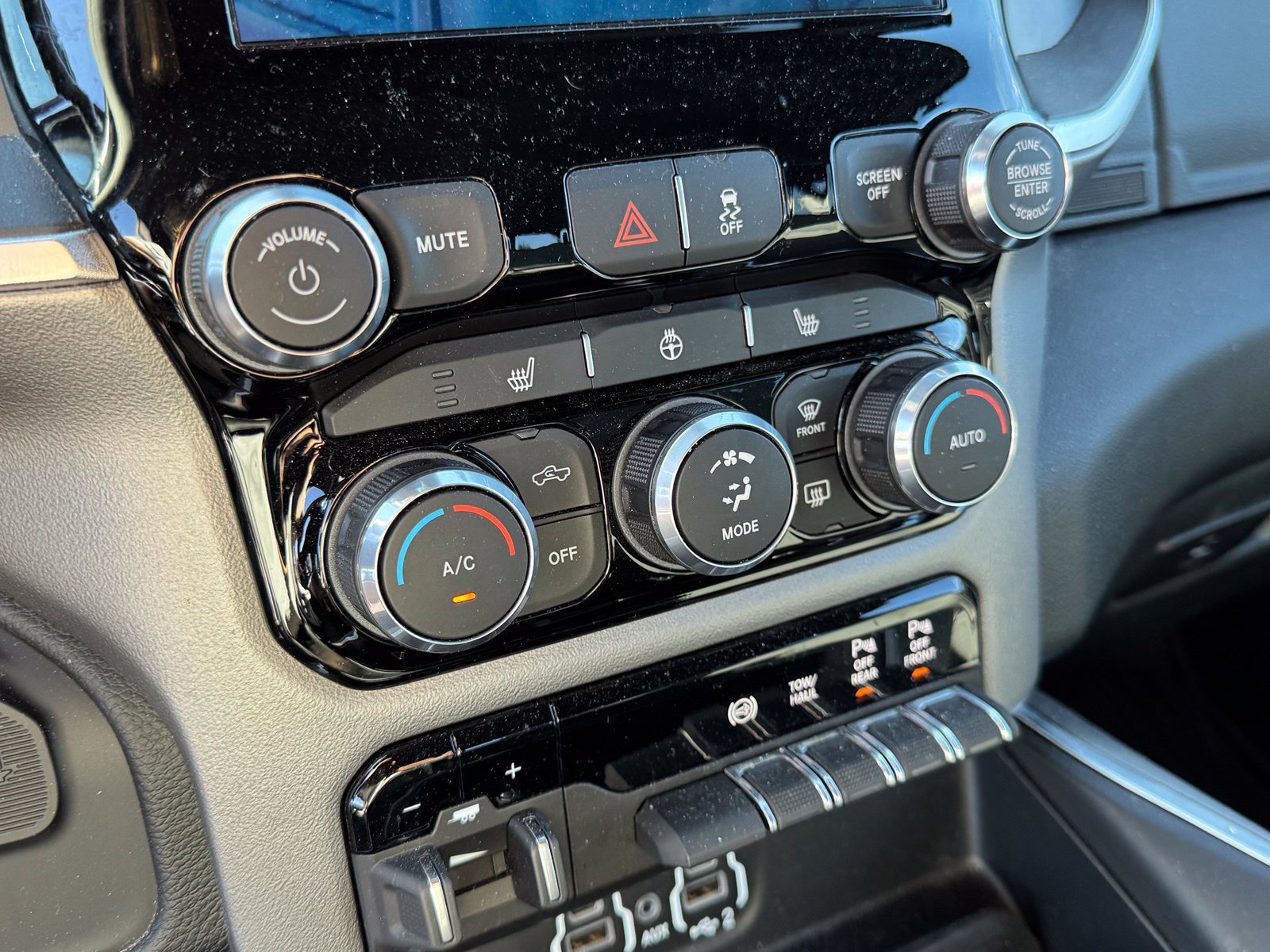 Used 2024 RAM 2500 Big Horn w/ Night Edition AWD/4WD image 19
