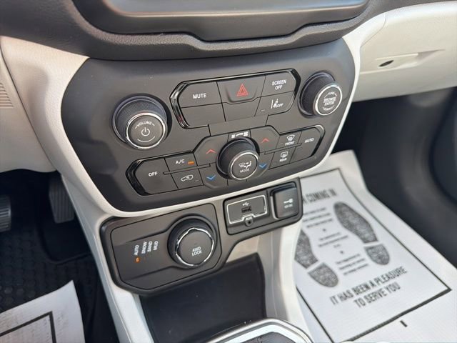 Used 2022 Jeep Renegade Limited w/ Sun, Sound & Wheels Group AWD/4WD image 32