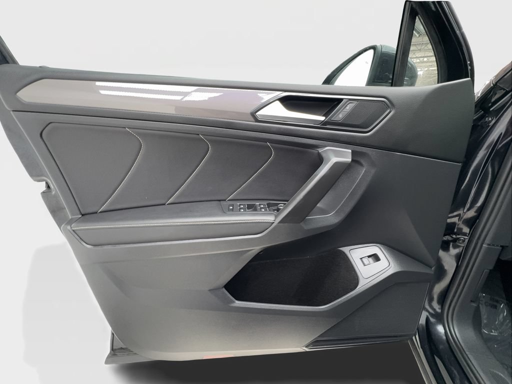 Used 2022 Volkswagen Tiguan SE w/ Panoramic Sunroof Package FWD image 24