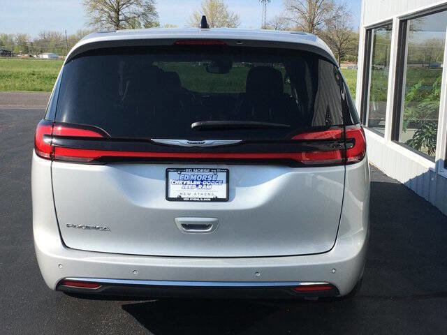 Used 2024 Chrysler Pacifica Touring-L image 8