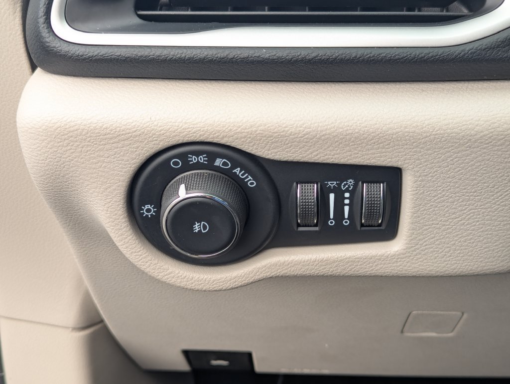 Used 2023 Chrysler Pacifica Touring-L FWD image 22