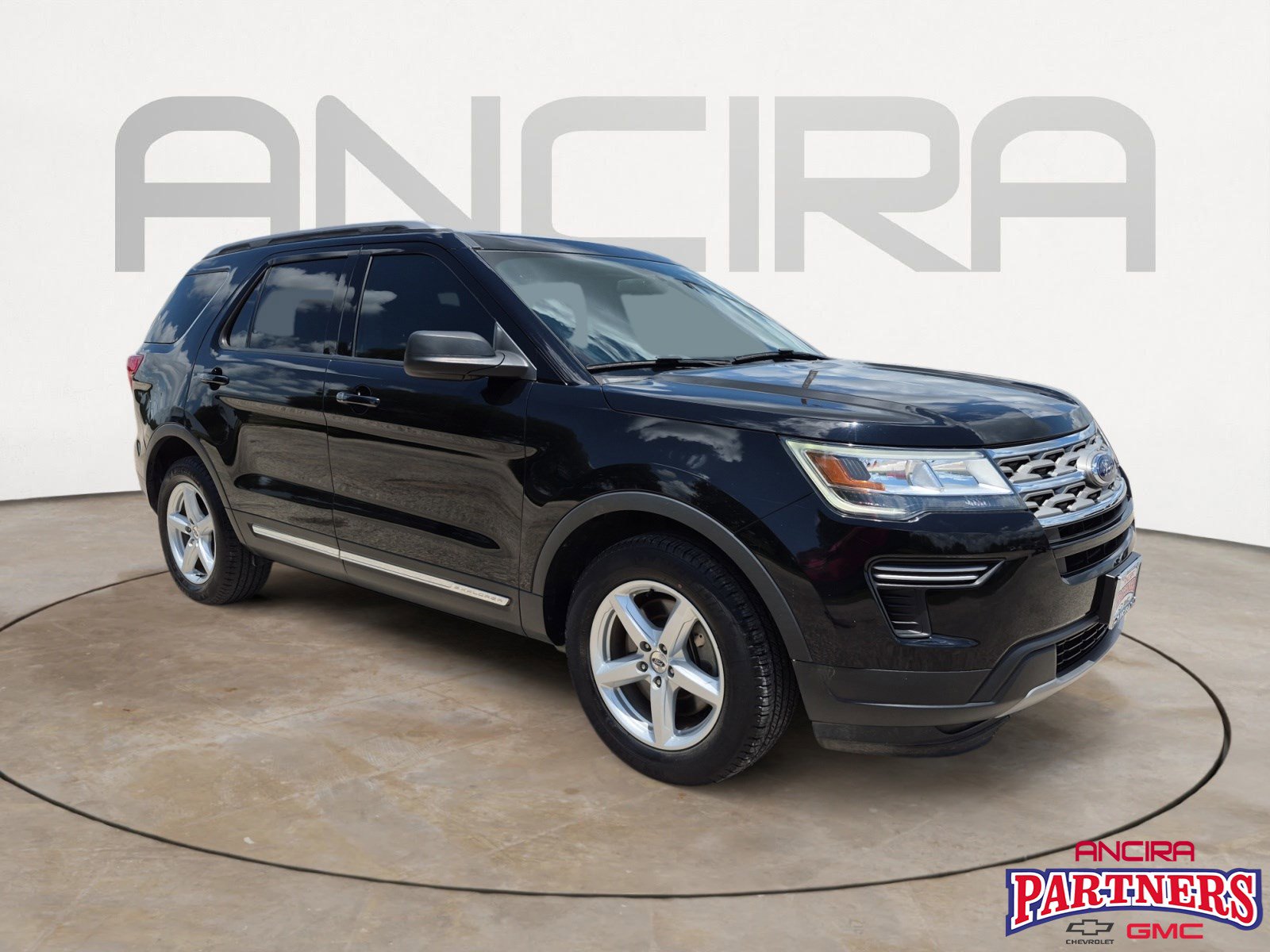 Used 2018 Ford Explorer XLT FWD image 1
