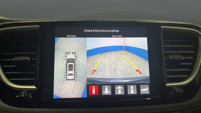 Used 2023 Chrysler Pacifica Pinnacle FWD image 15