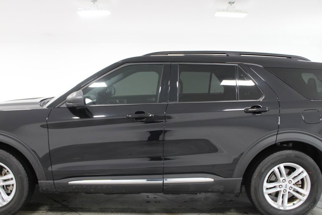 Used 2023 Ford Explorer XLT w/ Equipment Group 202A image 6