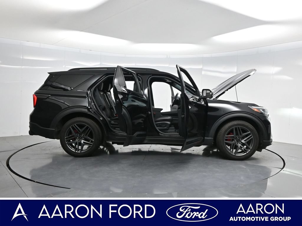 Used 2025 Ford Explorer ST AWD/4WD image 3