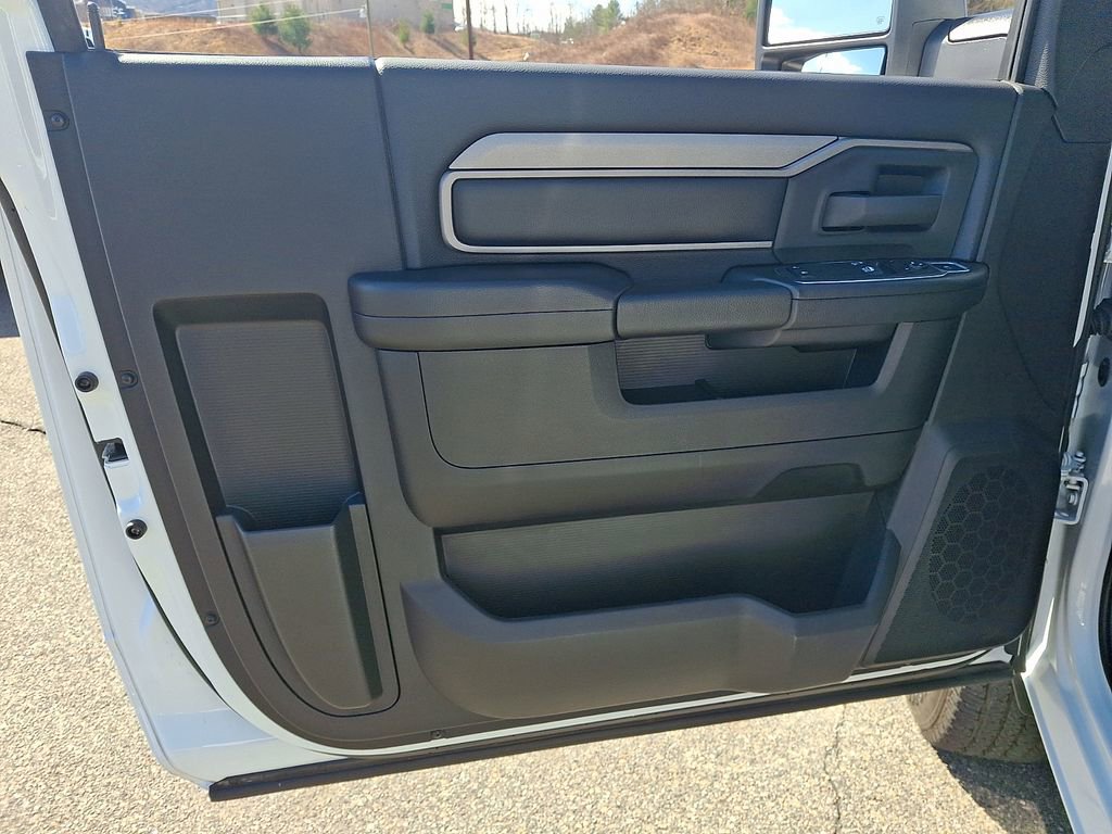 Used 2024 RAM 2500 Tradesman w/ Chrome Appearance Group image 11