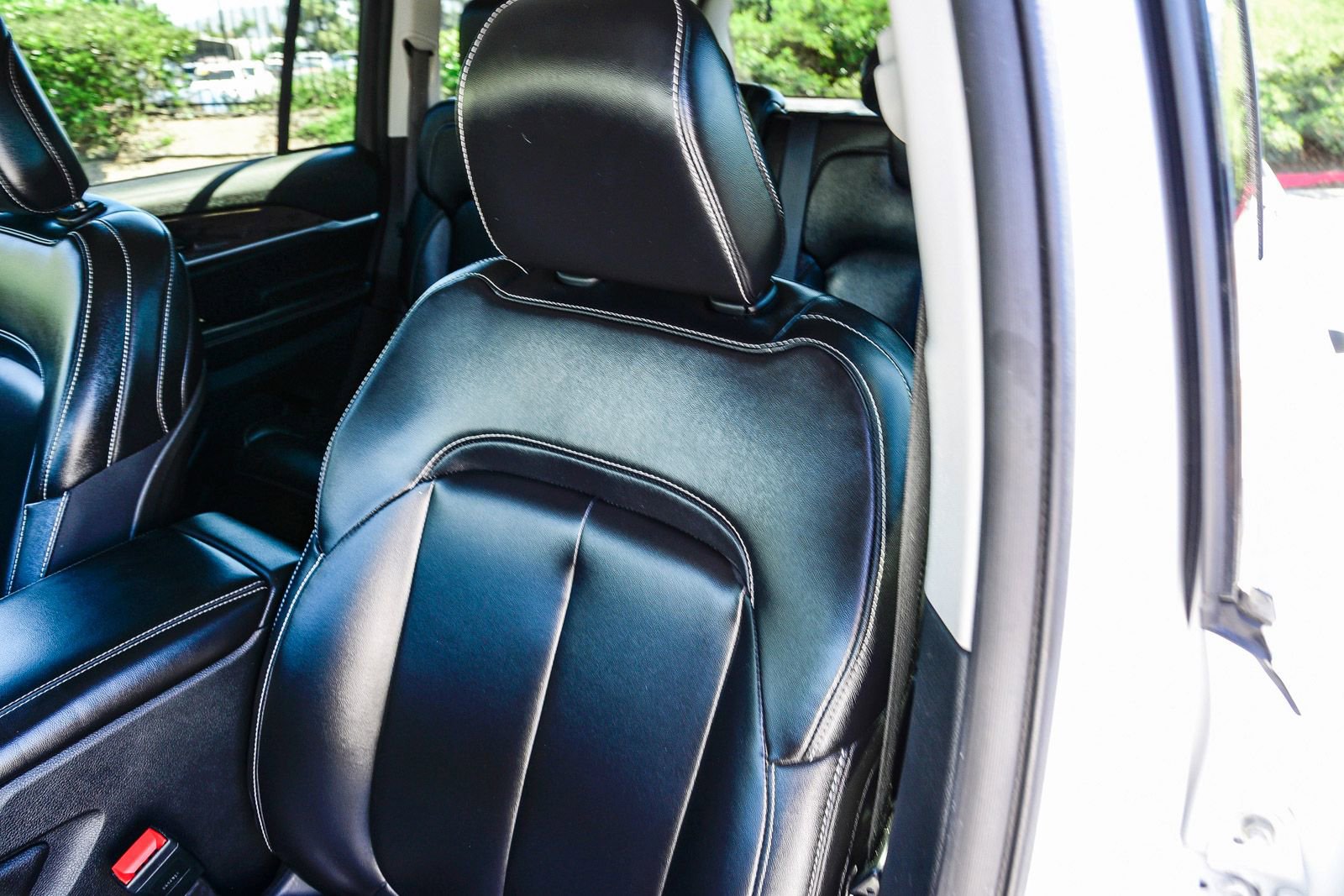 Used 2023 Jeep Grand Cherokee Limited w/ Black Appearance Package image 27