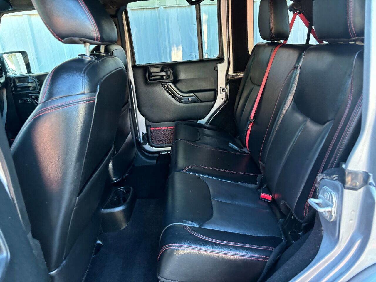Used 2018 Jeep Wrangler Unlimited Rubicon AWD/4WD image 29