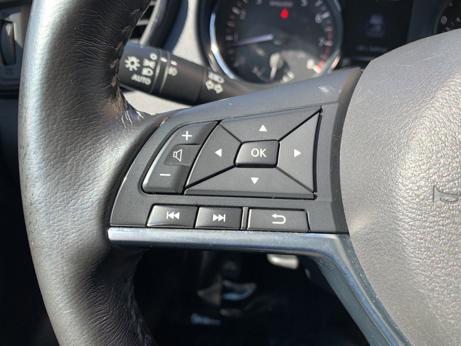 Used 2017 Nissan Rogue SV image 16