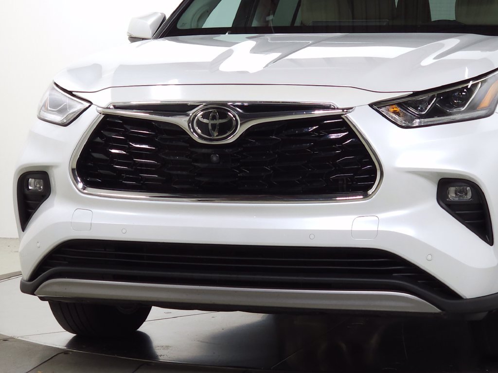 Used 2022 Toyota Highlander Platinum FWD image 3