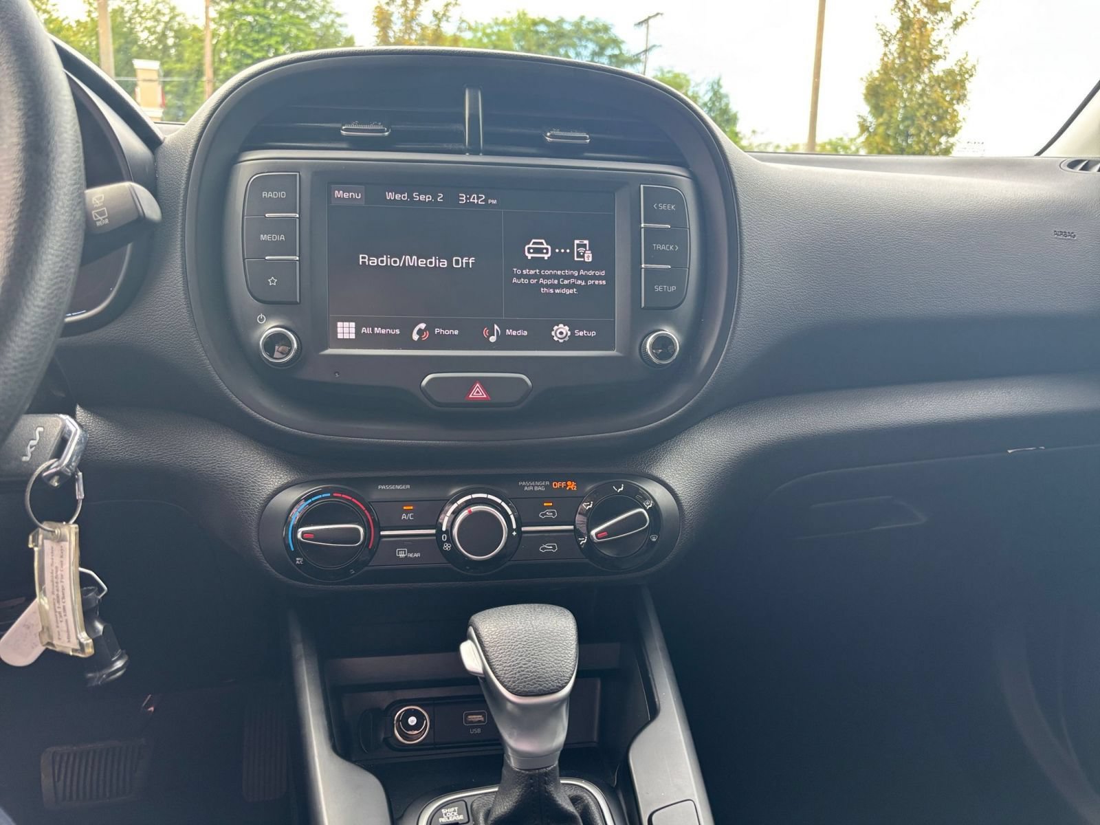 Used 2025 Kia Soul LX w/ LX Technology Package FWD image 16