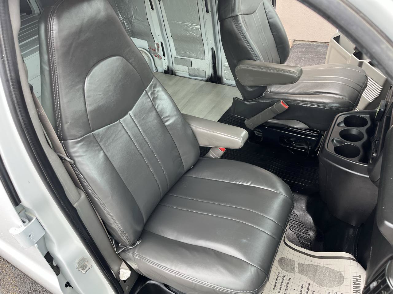 Used 2008 GMC Savana 3500 Extended RWD image 27