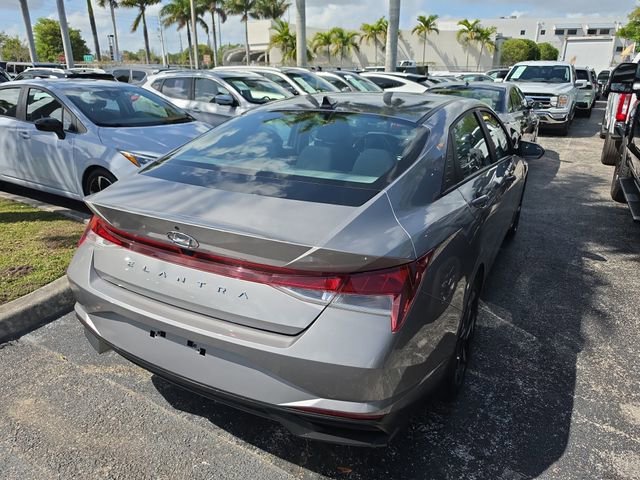 Used 2023 Hyundai Elantra SEL w/ Convenience Package FWD image 3