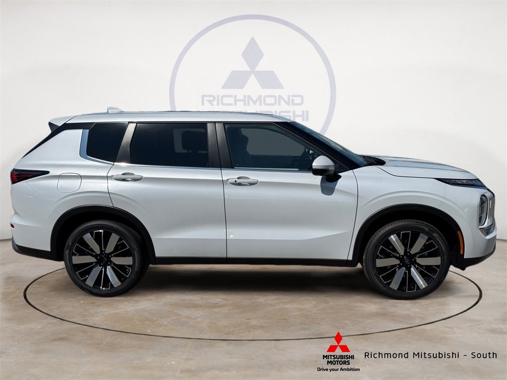 New 2025 Mitsubishi Outlander SE image 2